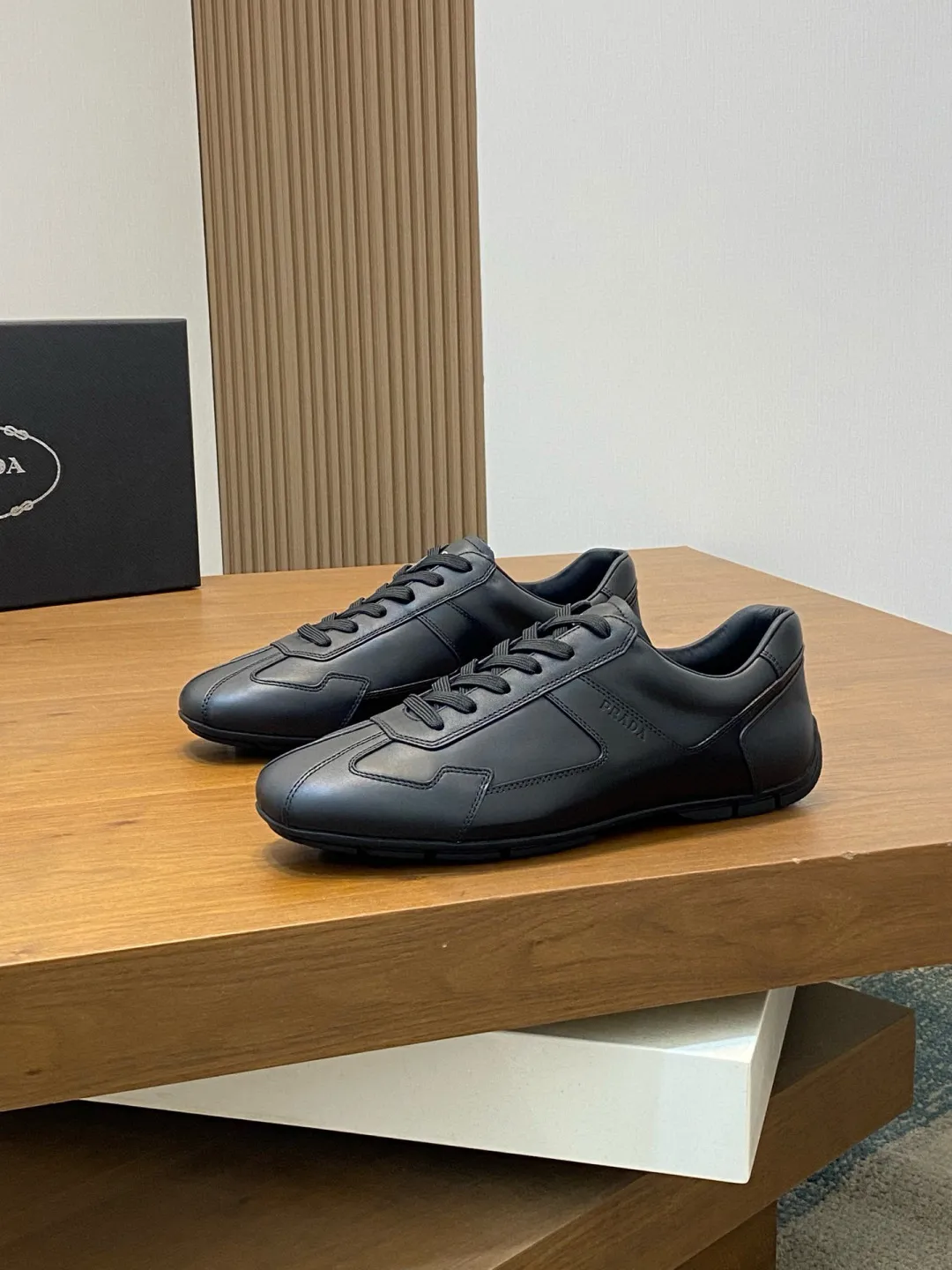 Men's Men's Shoes 💰800 Prada/Prada Men's Leather Casual Sports Shoes, a hot product made in Guangzhou! Made of imported calfskin splicing upper, three-dimensional geometric segmentation, precision manufacturing, uniform stitching, leather texture at a glance, multi-color splicing, fashionable and generous, soft, comfortable and breathable, decorated with PRADA letter logo on the outside, classic letter logo on the tongue, fabric strap on the heel, P family's classic sports shoe type, with fabric lining, silver logo cowhide foot pads, and P family's exclusive rubber outsole. The details are carefully crafted, making it a versatile item for travel! Comes with original box and dust bag! Multiple colors available! Size: 39-40-41-42-43-44 standard leather shoe size (38, 45 customized ¥)